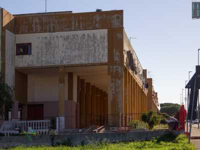 Via dei Narcisi conduce davanti al punto in cui tutto cominci�: nove palazzine bianche-ocra dall�intonaco ormai scorticato in molti punti